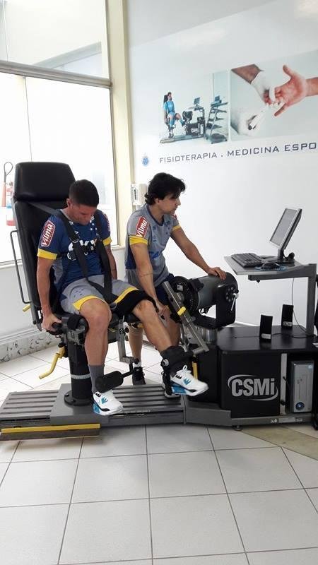 Depois da recepo calorosa em Confins, Thiago Neves conheceu a Toca II e realizou testes fsicos