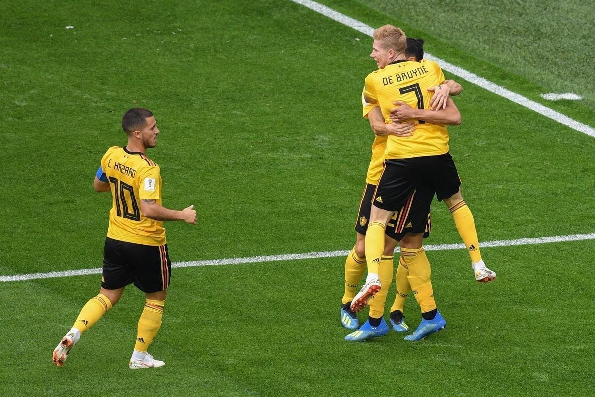 Lateral Thomas Meunier recebeu cruzamento rasteiro e empurrou de canela para o fundo do gol