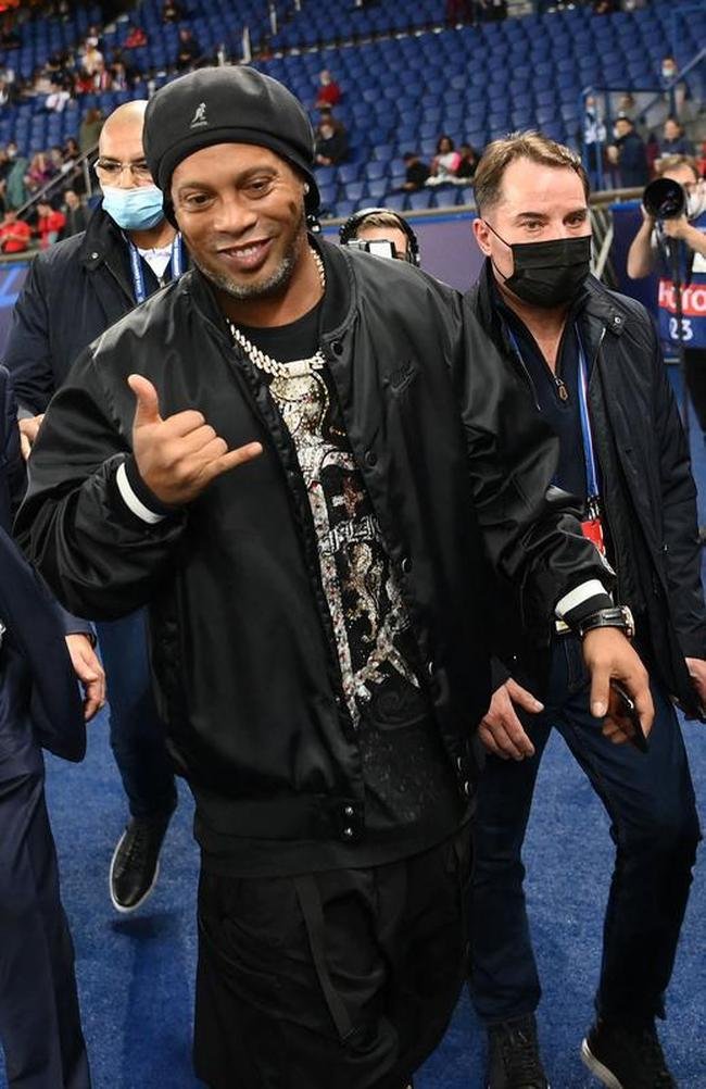 Ronaldinho Gacho foi recebido com festa pela torcida do PSG no Parc des Princes