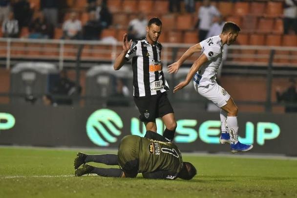Atlético derrotou Santos por 2 a 1, de virada, com gols de Chará, e avançou às quartas de final da Copa do Brasil