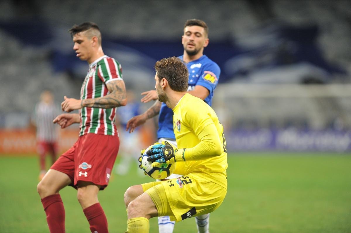 Cruzeiro derrotou Fluminense por 2 a 1, com gols de Raniel e Ayrton Lucas (contra); Henrique, tambm contra, descontou para os cariocas