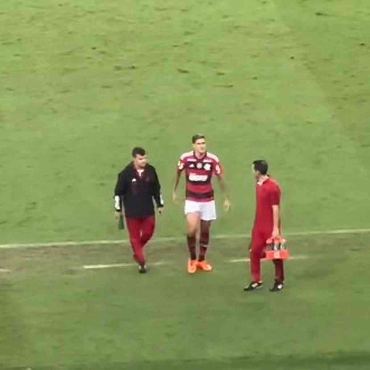 Flamengo x Goiás: Pedro se machuca ao cobrar pênalti e deixa o jogo