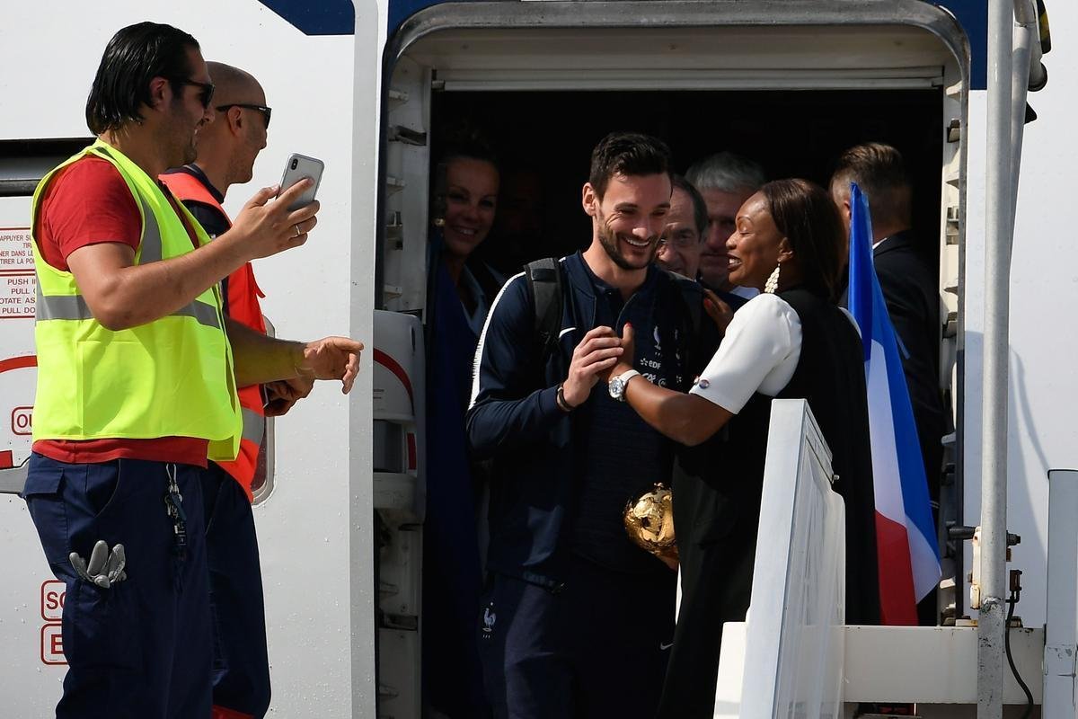 Aps conquistar o ttulo de campe do mundo, Seleo da Frana volta para casa e  recebida com festa no aeroporto de Paris