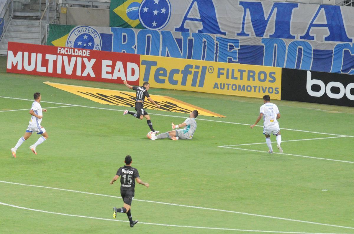 Fotos do jogo entre Cruzeiro e Ponte Preta, no Mineiro, em Belo Horizonte, pela 12 rodada da Srie B do Campeonato Brasileiro