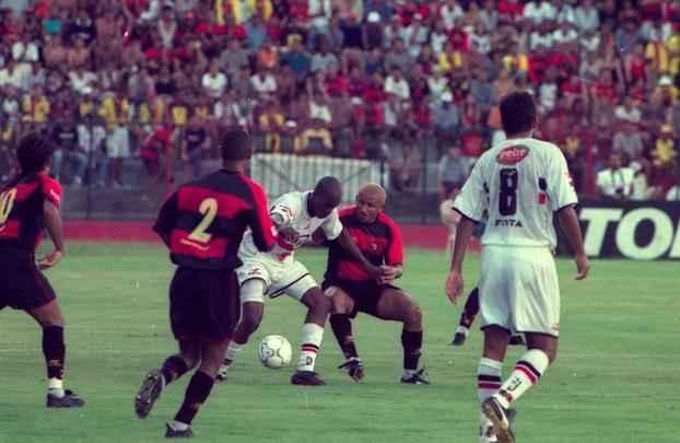 Decisivo e expulso contra o Sport (21/10/2001) - Depois de o Tricolor sair perdendo do Sport, na Ilha, Grafite sofreu um pnalti de Dinho, convertido por Luizinho Vieira. Depois, fez o gol da de virada. Aos 30 do segundo tempo, porm, se desentendeu com Val Pilar (os dois na foto) e acabou sendo expulso por Valdomiro Mathias.