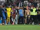 Jogo entre Nice e Olympique de Marselha  interrompido por invaso do campo