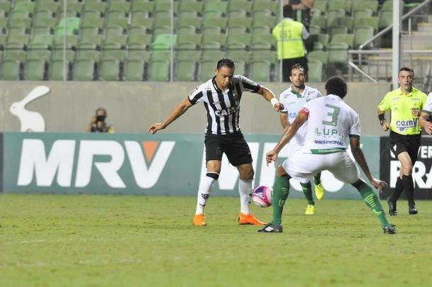 Fotos do primeiro tempo do clssico entre Atltico e Amrica, no Independncia, pela semifinal do Mineiro