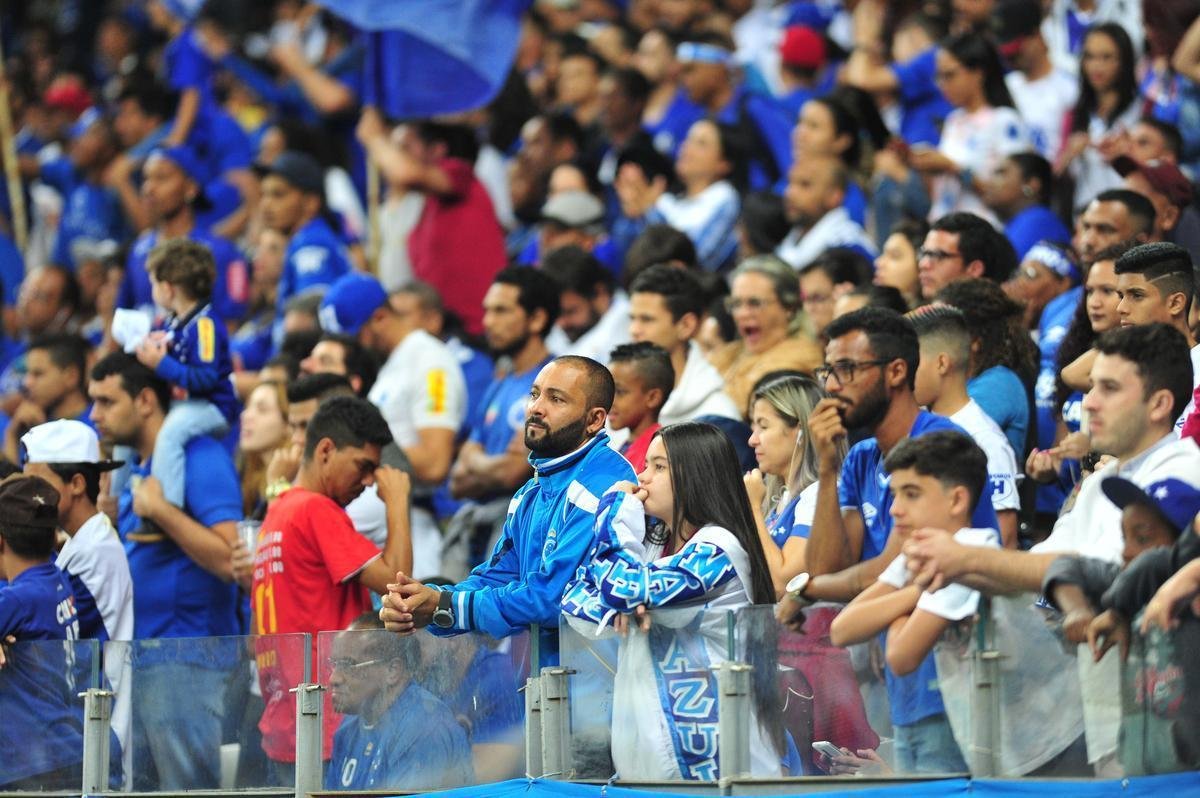 As reaes da torcida do Cruzeiro e do tcnico Mano Menezes com mais uma derrota do Cruzeiro no Campeonato Brasileiro. Neste sbado, time celeste foi batido pelo Athletico-PR por 2 a 0, com gols de Jonathan e Bruno Guimares