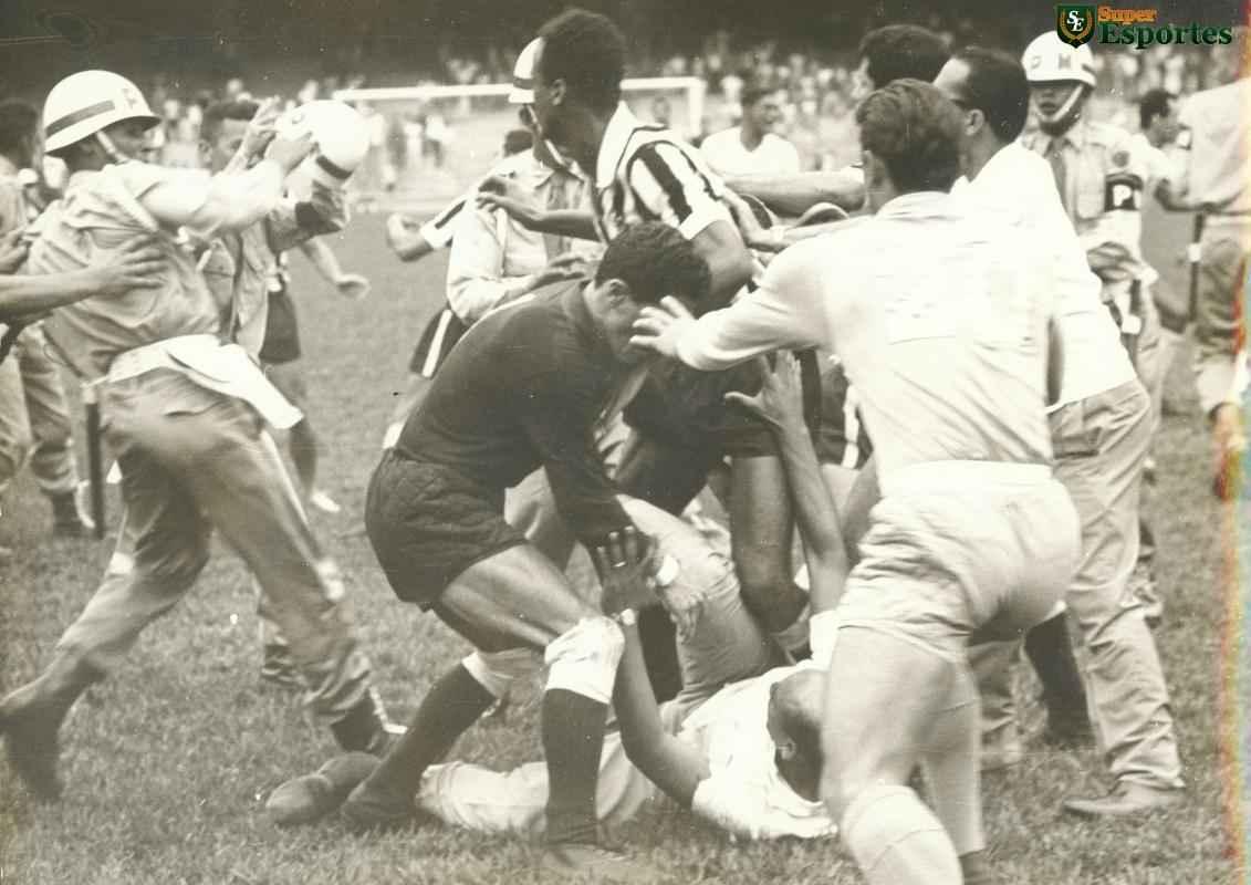 24/10/1965 - Lance do jogo entre Atlético e Cruzeiro, realizado no Mineirão, em Belo Horizonte, onde acontece a primeira briga no estádio. A partida terminou aos 34 minutos do segundo tempo, quando o juiz assinalou um pênalti na grande área do time alvinegro e os jogadores protestaram. O jogo terminou em 1 a 0 para o Cruzeiro.