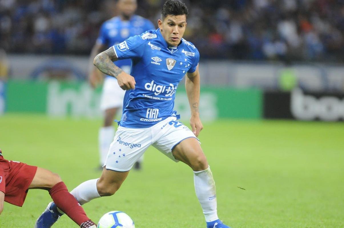 Cruzeiro voltou para o tudo ou nada no segundo tempo e chegou ao empate aos 13 minutos, com gol de cabea de Thiago Neves, aps assistncia de Ariel Cabral