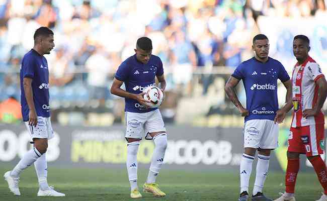 Bruno Rodrigues, de falta, marcou o nico gol do Cruzeiro no empate com o Democrata-SL