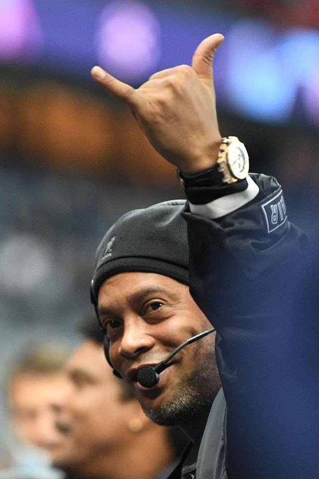 Ronaldinho Gacho foi recebido com festa pela torcida do PSG no Parc des Princes