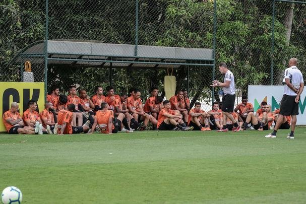 Atlético treina com Victor e Jair em campo; veja fotos