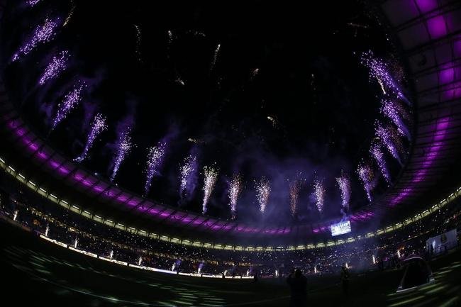 Mineiro teve show de luzes e iluminao especial antes do jogo entre Cruzeiro e Ituano pela Srie B do Campeonato Brasileiro. Estdio aderiu  campanha Outubro Rosa, de conscientizao da sociedade para a preveno do cncer de mama. Houve ainda espetculo com fogos e aes de patrocinadores do clube na esplanada para o torcedor, que festejou com o time o ttulo da Srie B do Brasileiro