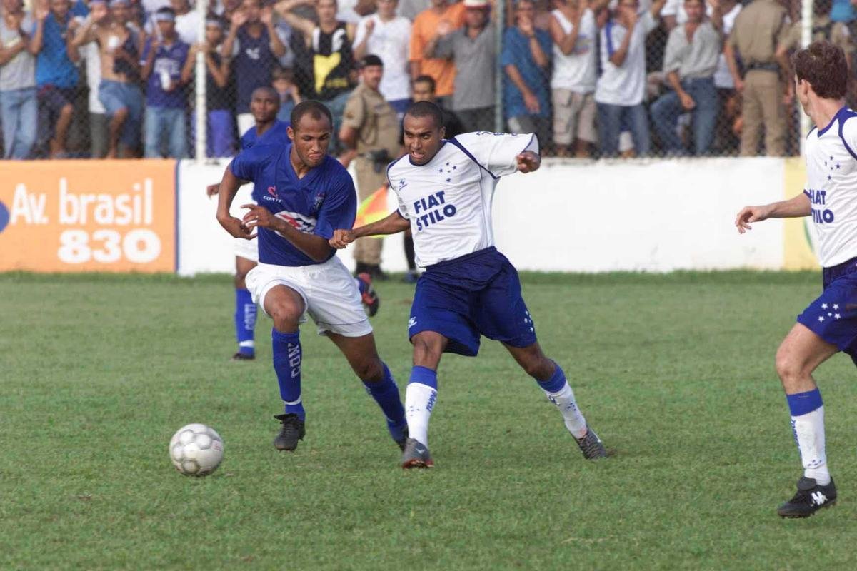 O primeiro passo do Cruzeiro em 2003 para alcanar a histrica Trplice Coroa foi dado em 16 de maro, com a conquista do Campeonato Mineiro de pontos corridos. A taa foi erguida de forma antecipada com a vitria por 4 a 0 sobre a URT, no estdio Zama Maciel, em Patos de Minas, pela 11 rodada. Deivid, Aristizbel, Alex e Maurinho marcaram os gols do triunfo. Em seguida, o elenco deu a volta olmpica, ergueu a taa diante dos cruzeirenses e desfilou em carro aberto pela cidade do interior de Minas. No retorno a BH, naquele mesmo dia, o grupo foi recebido com festa pela torcida no Aeroporto da Pampulha. O Cruzeiro foi campeo estadual invicto. O ltimo jogo foi contra o Tupi, no Mineiro.