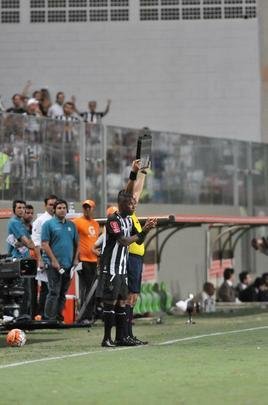 Robinho entrou em campo aos 10 do segundo tempo e teve estreia discreta pelo Atltico