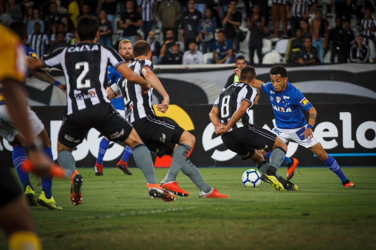 Imagens do jogo entre Botafogo e Cruzeiro, no Estdio Nilton Santos, no Rio de Janeiro