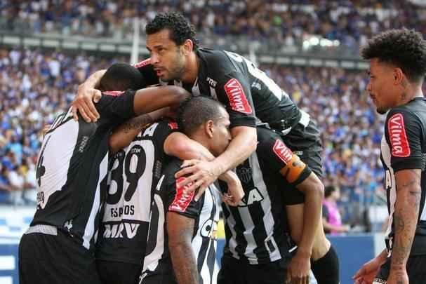 Jogadores do Atltico comemoram o gol de Clayton sobre o Cruzeiro