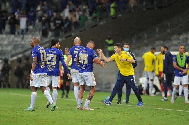 Atacante Edu, do Cruzeiro, vai  loucura ao marcar o gol da vitria sobre o Democrata-GV, no Mineiro, no ltimo minuto da partida pela quinta rodada do Mineiro