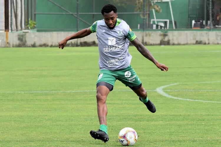 O lateral-esquerdo Sávio recebeu o diagnóstico positivo de COVID-19 nesta quarta-feira, dois dias após a testagem de todo o elenco do América.