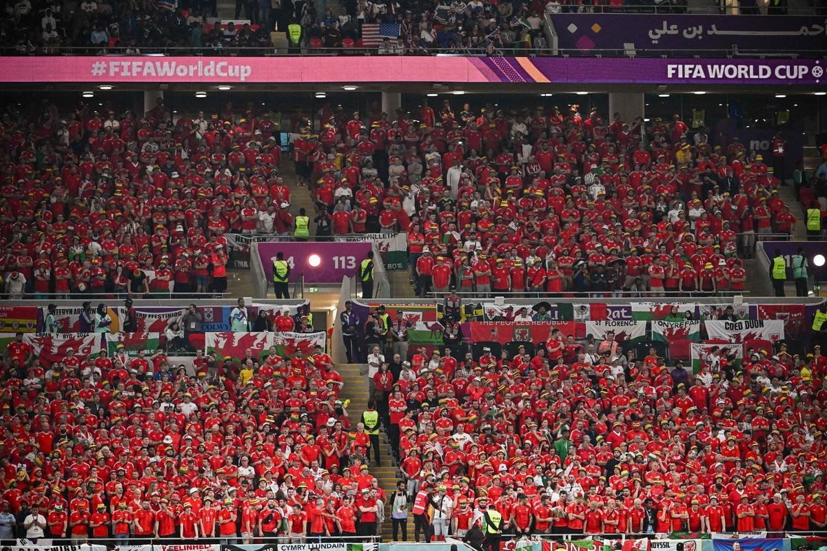 Fotos dos torcedores de Estados Unidos e Pas de Gales durante jogo pelo Grupo B da Copa do Mundo