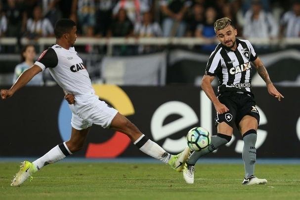Lance de Botafogo x Atltico, jogo vlido pela 12 rodada do Campeonato Brasileiro