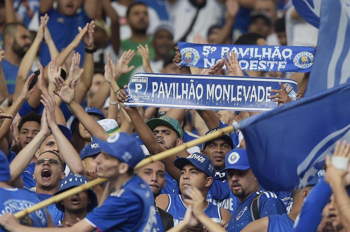 Fotos da torcida do Cruzeiro no Maracan na partida deste domingo (12), contra o Vasco, pela 12 rodada da Srie B do Brasileiro