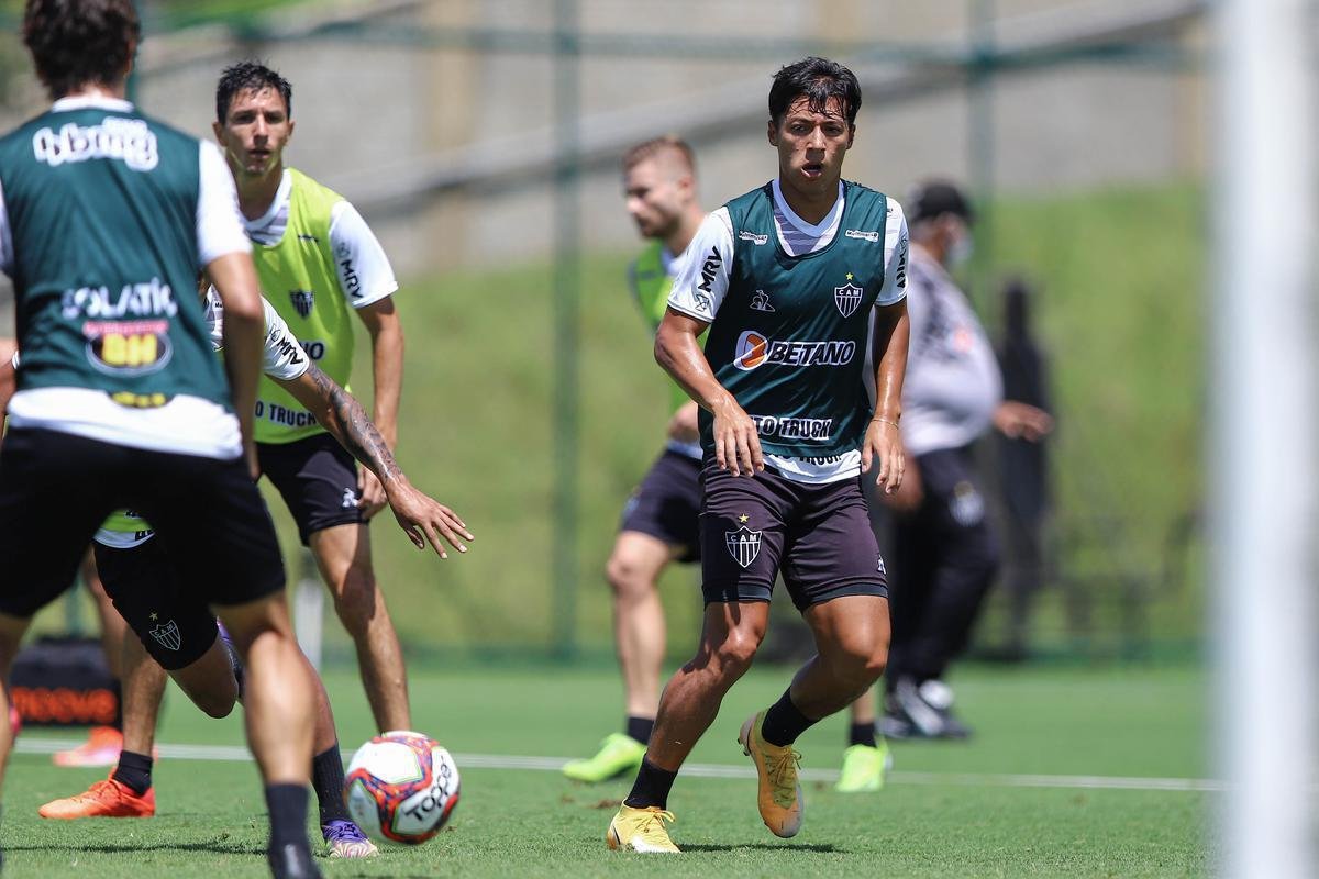 Treino do Atlético em campo. Jogadores fizeram atividade pela manhã no gramado. No período da tarde, trabalho foi na academia
