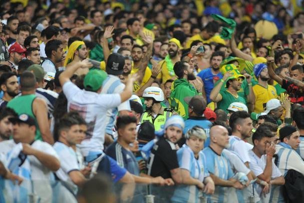 Fotos das torcidas de Brasil e Argentina, no Mineiro, no clssico vlido pela semifinal da Copa Amrica