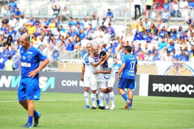 Cruzeiro: time campeo da Trplice Coroa de 2003 venceu equipe de masters por 2 a 1, neste domingo, em jogo festivo realizado no Mineiro