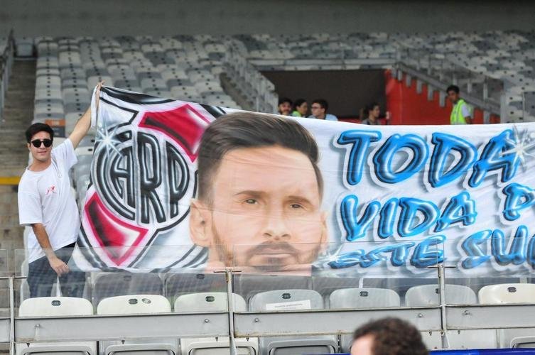 Torcedores na partida entre Argentina e Paraguai, no Mineiro, pela Copa Amrica