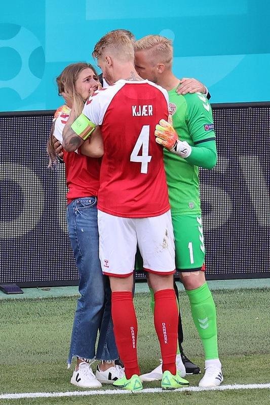 Reao de companheiros, esposa, adversrios e torcedores aps queda de Eriksen