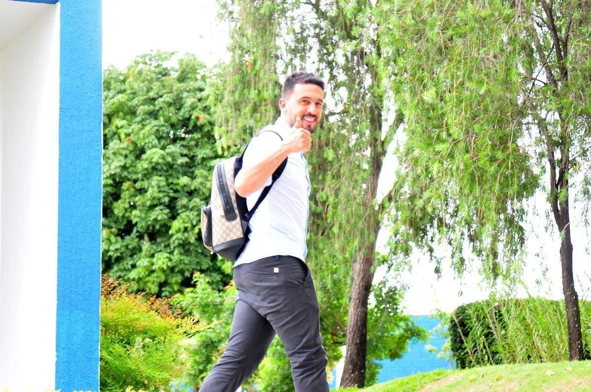 Lateral-direito Edilson, contratado ao Grmio