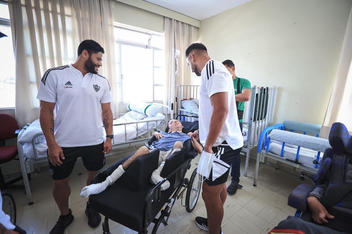Jogadores do Atltico visitam Ncleo Assistencial Caminhos para Jesus