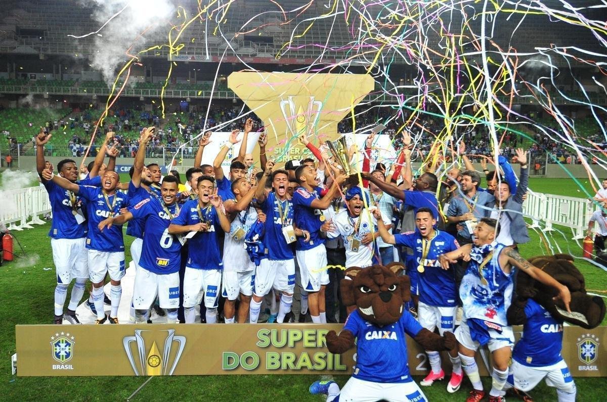 OUTUBRO/NOVEMBRO: Nas categorias de base, o Cruzeiro tambm brilhou em 2017. Num intervalo de um ms, a equipe Sub-20 levantou dois trofus de expresso: o Campeonato Brasileiro da categoria e a Supercopa, competio de um jogo s em que a Raposa bateu seu arquirrival Atltico. O clube tratou o jogo como 'o clssico mais importante da histria da base'. 
