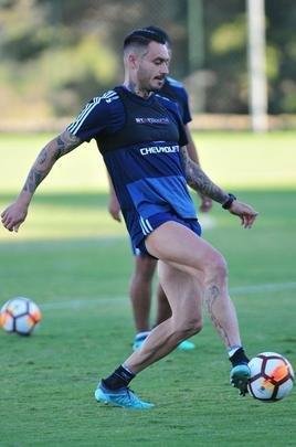Elenco da Universidad de Chile treinou nesta tera-feira  tarde na Cidade do Galo, em Vespasiano. Time chileno se prepara para enfrentar o Cruzeiro na quinta, s 19h15, no Mineiro, pela Copa Libertadores. Tcnico Angel Guillermo Hoyos ter retornos do zagueiro Jara e do lateral-esquerdo Beausejour