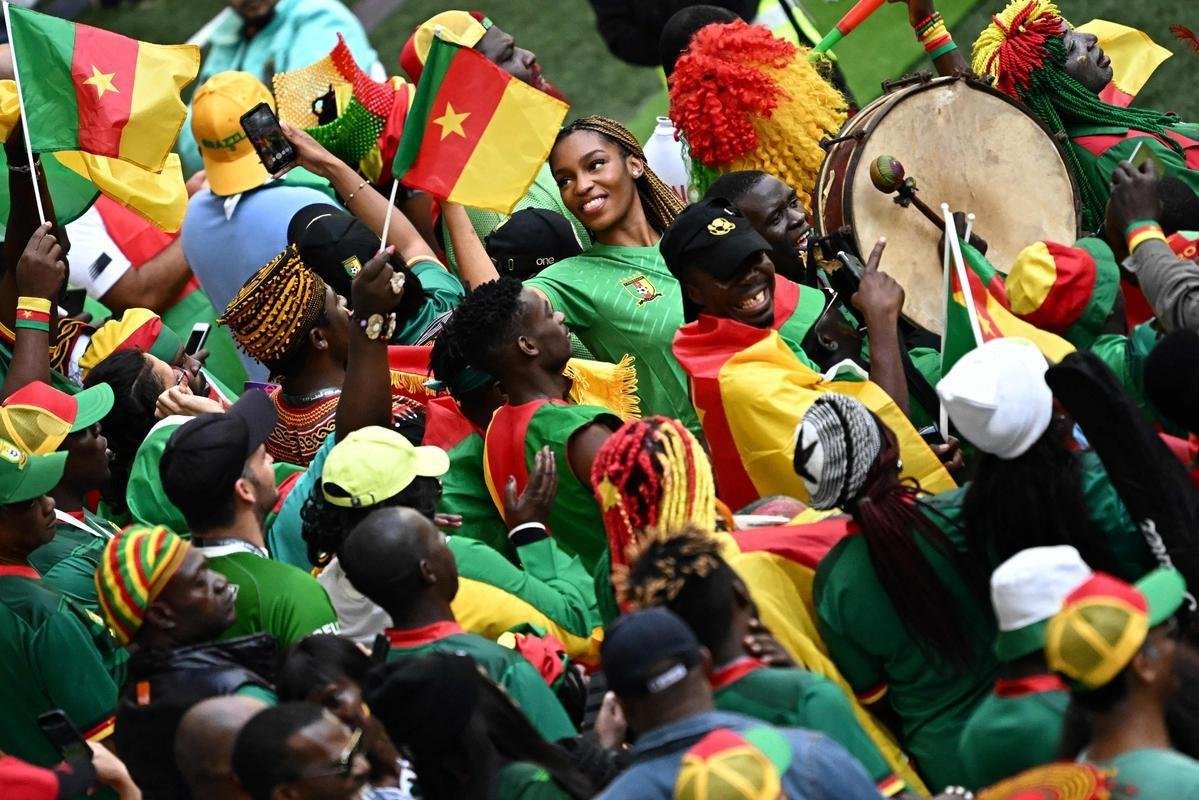 Torcedores de Camares e Srvia na partida pelo Grupo G da Copa do Mundo 