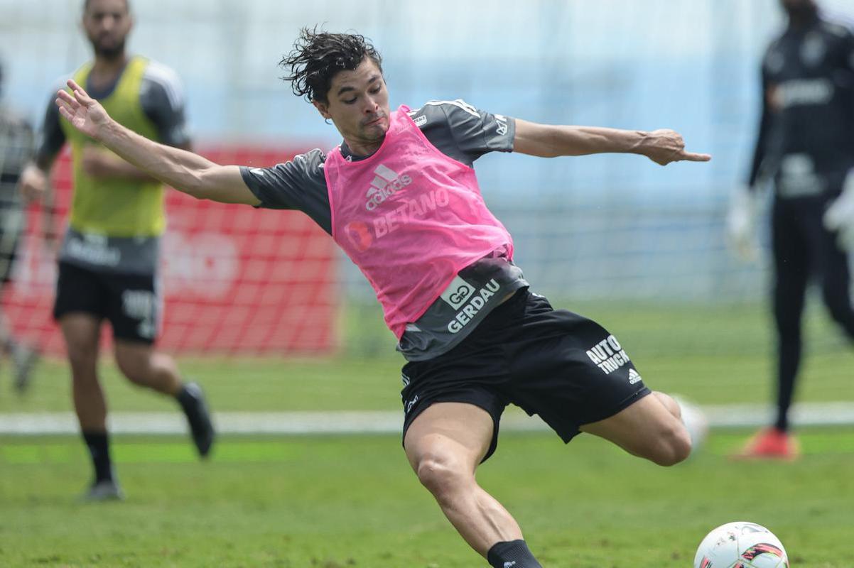 Pavon est liberado pelo departamento mdico e retornou aos treinos com o grupo do Atltico