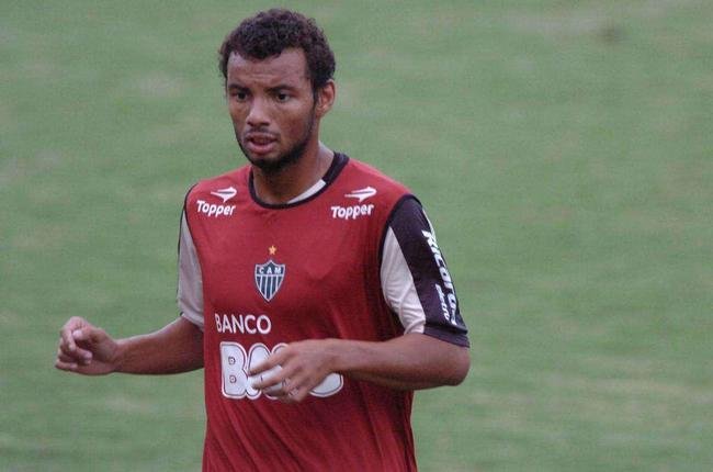 Joo Pedro (2010) - O jovem meia foi vendido pelo Atltico pouco depois da estreia como profissional. Aos 18 anos, ele foi negociado com o Palermo, da Itlia, por 2,45 milhes de euros (aproximadamente R$ 5,5 milhes na cotao da poca). Ele demorou a se firmar no futebol italiano. Durante a passagem pelo Palermo, foi emprestado a Vitria de Guimares (Portugal) e Pearol (Uruguai). Depois, passou por Santos e Estoril Praia (Portugal), at chegar ao Cagliari, da Itlia, onde se firmou. J so sete temporadas no clube, com 217 jogos e 68 gols marcados. 