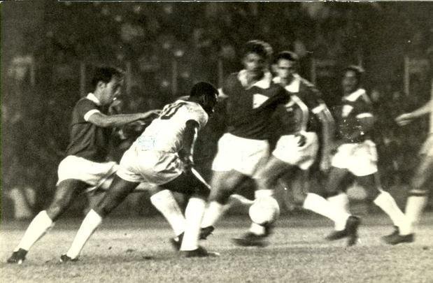 Em amistoso disputado em 1969, Atlético venceu a Seleção Brasileira por 2 a 1, no Mineirão. Amauri Horta e Dario marcaram para os donos da casa, enquanto Pelé descontou para os visitantes.