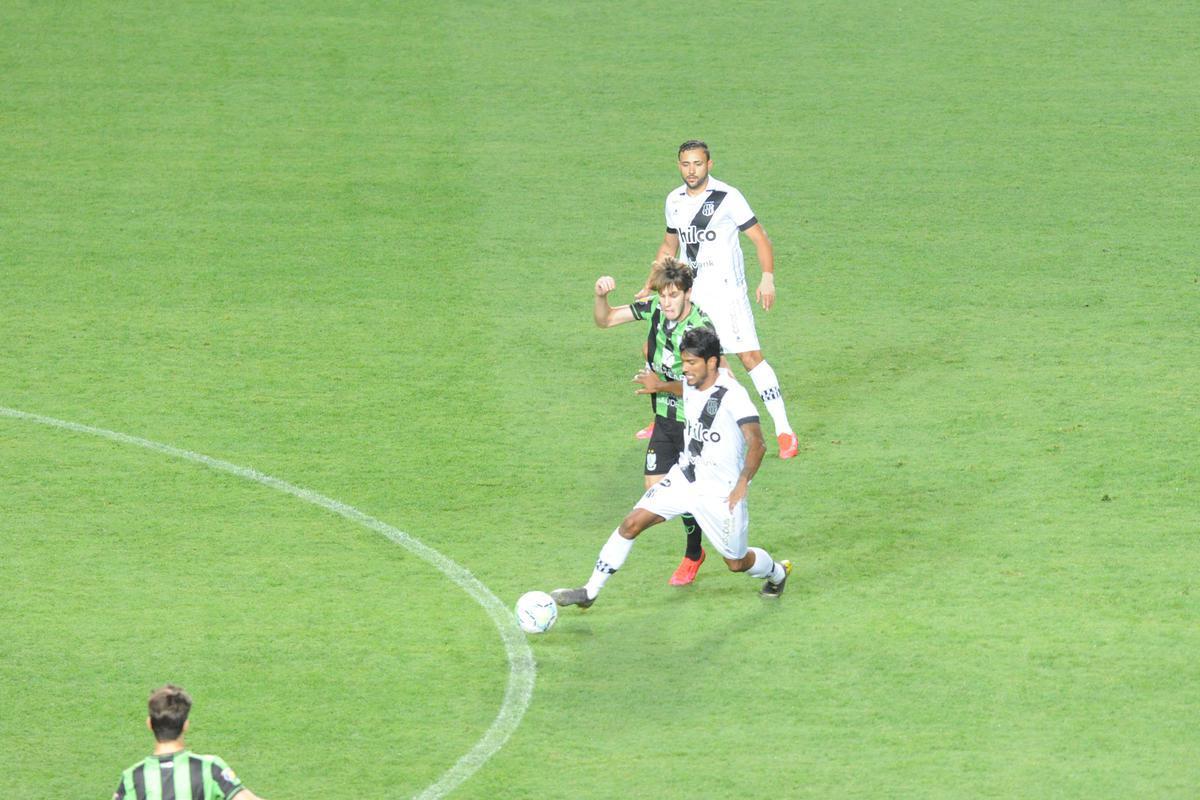 Fotos do duelo entre Amrica e Ponte Preta, no Independncia, em Belo Horizonte, em jogo de volta da quarta fase da Copa do Brasil