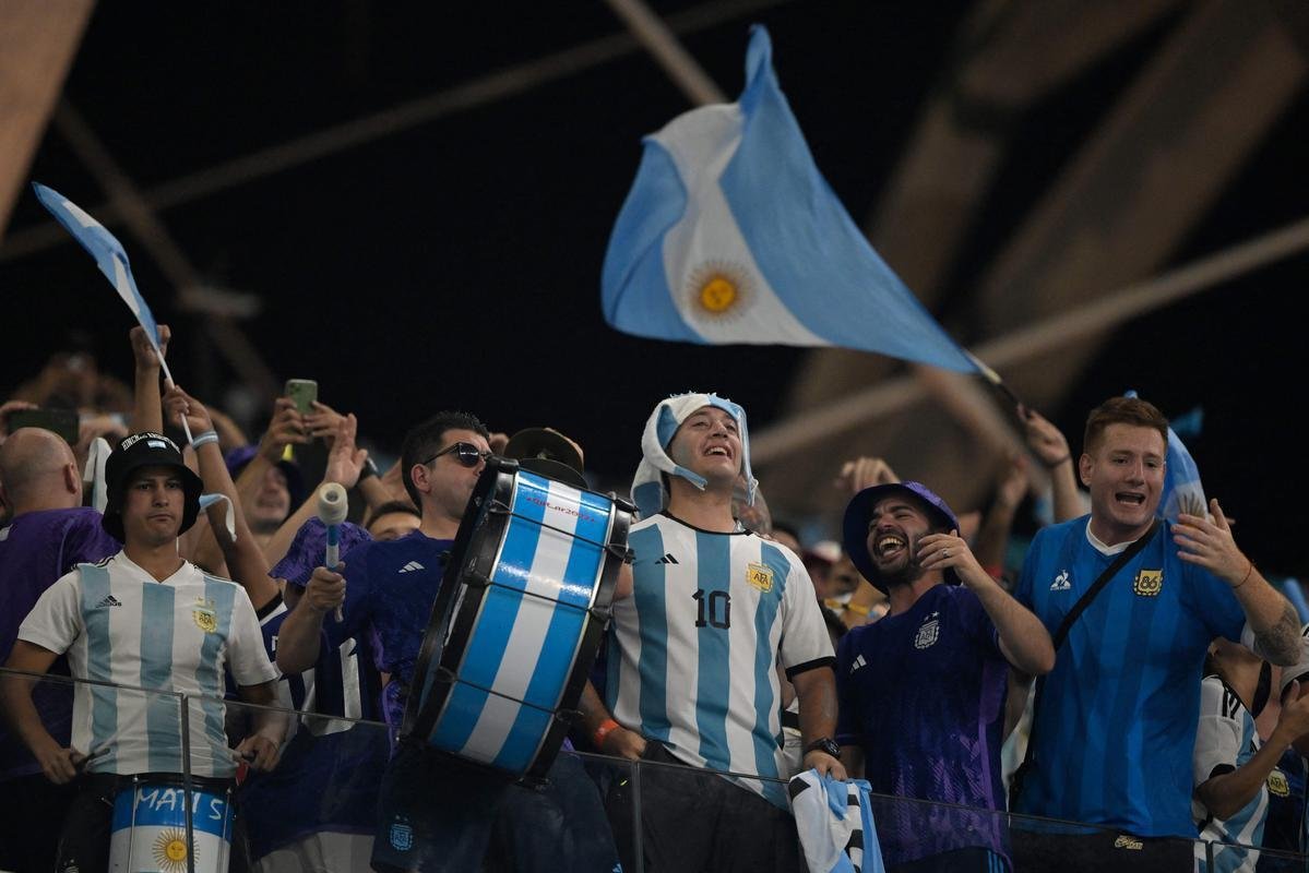 Fotos das torcidas de Argentina e Polnia durante jogo entre as duas selees pelo Grupo C da Copa do Mundo, no Estdio 974, em Doha, no Catar