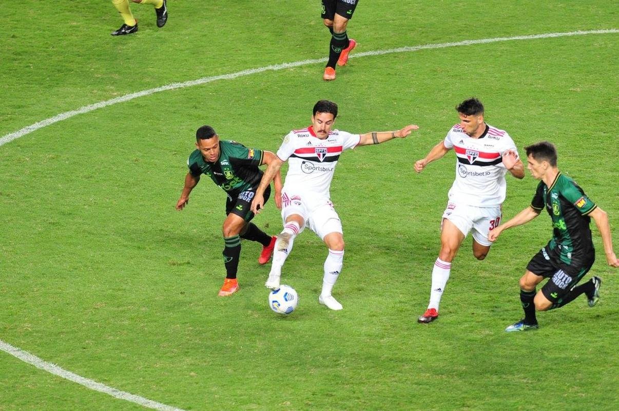 Fotos do jogo entre Amrica e So Paulo, no Independncia, em BH, pela ltima rodada do Campeonato Brasileiro de 2021
