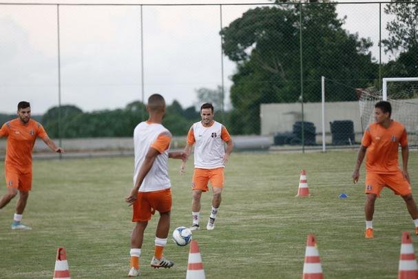 Após empate contra o Globo-RN em Ceará-mirim, o Santa Cruz iniciou sua preparação para o Clássico das Emoções contra o Náutico, com treinamentos físico e tático comandados por Milton Mendes