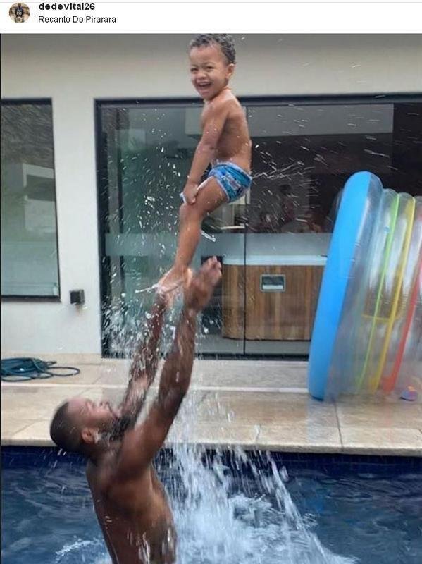 Ded brinca com o filho na piscina