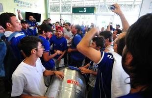 Torcida faz festa em aeroporto para receber o Tricampe�o Brasileiro