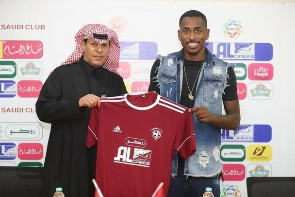 Emprestado até maio pelo Atlético, o atacante Denílson foi recebido com flores no Aeroporto Internacional King Khalid, em Riade, na Arábia Saudita, nesse domingo. Logo depois, o jogador de 23 anos passou por exames médicos e assinou contrato com o Al Faisaly, que já o apresentou oficialmente. Pelo negócio, o Atlético receberá uma compensação financeira. O acordo também prevê o valor fixo para que os árabes contratem o centroavante em definitivo. Navegue na galeria para ver as fotos.