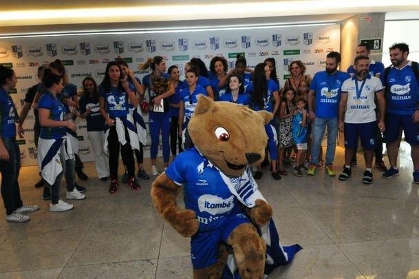 Chegada das campeãs da Superliga Feminina à sede do Minas, em Belo Horizonte. Em seguida, eles foram recepcionadas pelo presidente, por diretores e patrocinadores. Houve até brinde com champanhe