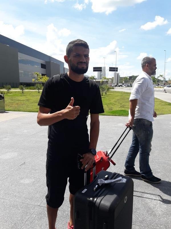 Volante Jadson, de 25 anos, chega a BH para assinar contrato com o Cruzeiro