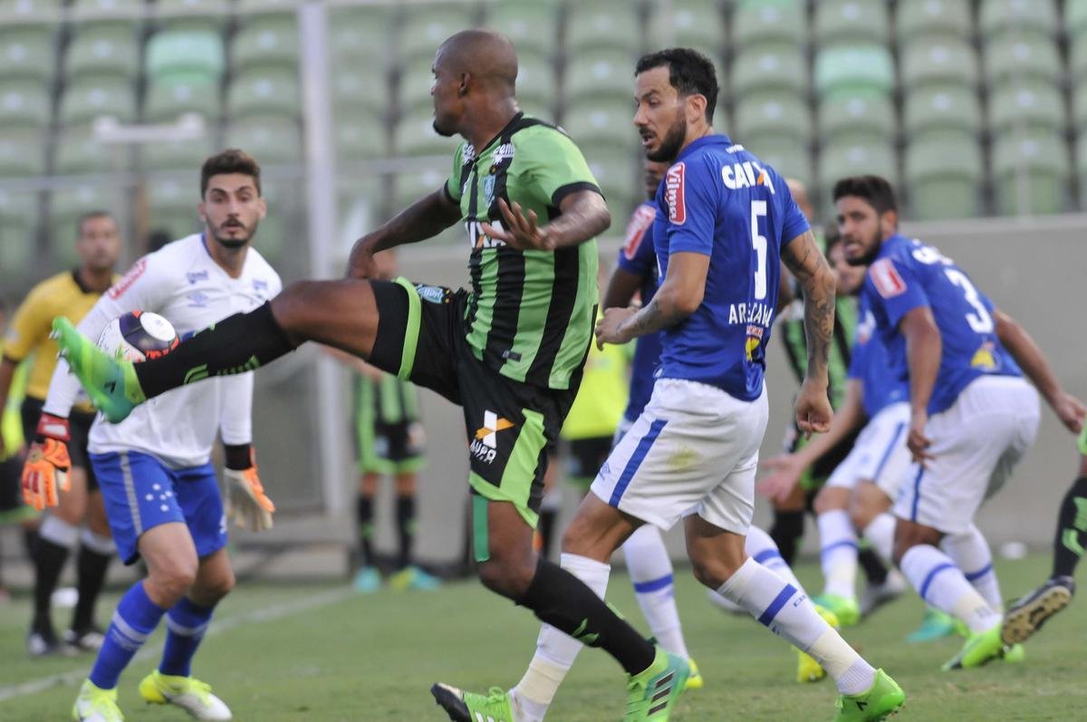 Amrica e Cruzeiro empataram em 1 a 1, no dia 16 de abril de 2017, no Independncia, em Belo Horizonte, pelo jogo de ida da semifinal do Campeonato Mineiro. Messias abriu o placar para o Coelho e Thiago Neves empatou para a Raposa.
